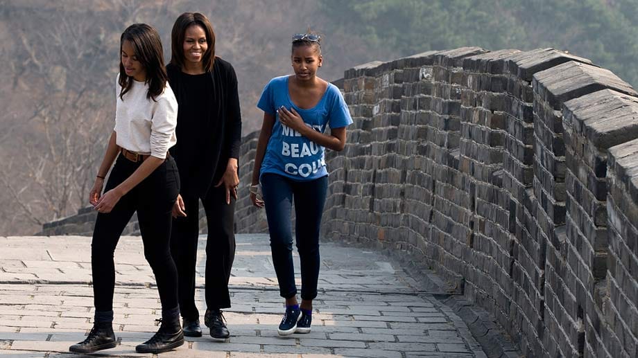 Die drei Obama-Frauen zeigen sich trotz des anstrengenden Anstiegs der Chinesischen Mauer fit und gutgelaunt: Malia, Michelle und Sasha (v. li. n. re.).