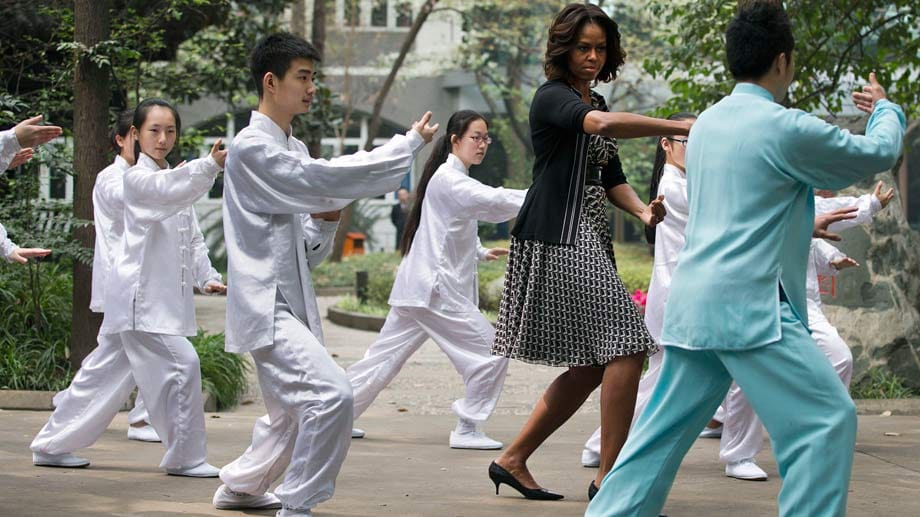 Michelle Obama zeigt sich sportlich beim Tai Chi mit einigen Studenten der Chengdu Nr. 7 High School in Sichuan.