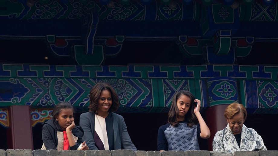 Nur Papa Barack fehlt für das perfekte Familienfoto: Mama Michelle inmitten ihrer Töchter Sasha (li.) und Malia (zw. v. r.) und ihrer Mutter Marian Robinson, die den Ausblick von einer alten Stadtmauer in Xi'an genießen.
