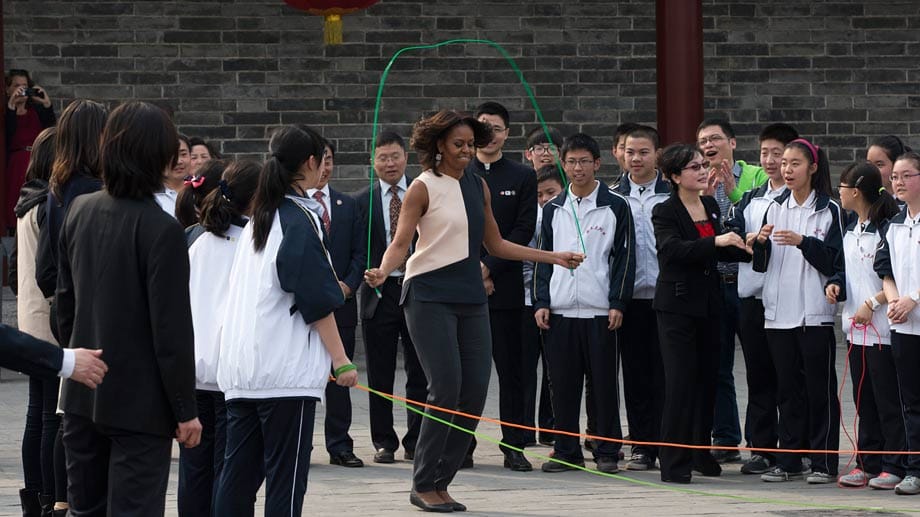 Die einwöchige China-Rundreise bringt für Michelle Obama neben kulturellen Aspekten auch viel Spaß: Inmitten von Schulkindern lässt die First Lady es sich nicht nehmen, während ihres Aufenthalts in Xi'an auch eine Runde Seil zu springen.