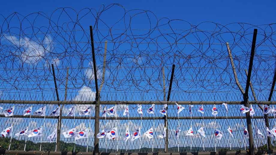 Südkoreanische Fähnchen an einem der Stacheldrahtzaun an der Grenze zu Nordkorea. Viele Südkoreaner hoffen auf die Wiedervereinigung mit Nordkorea - glauben aber nicht mehr so recht daran.