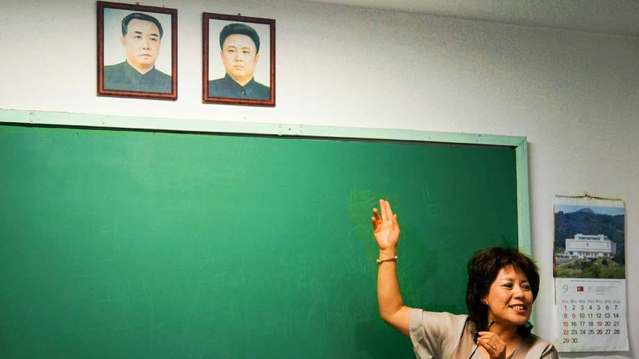 Geschichtsstunde mit Diktatoren: Touristenführerin Gina Lee im nachgestellten nordkoreanischen Klassenzimmer.