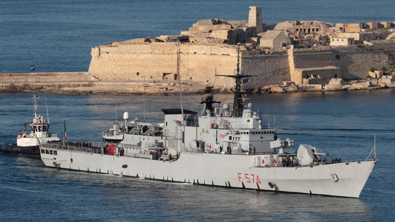 Marine feuerte von Fregatte "Aliseo" auf Flüchtlingsschiff