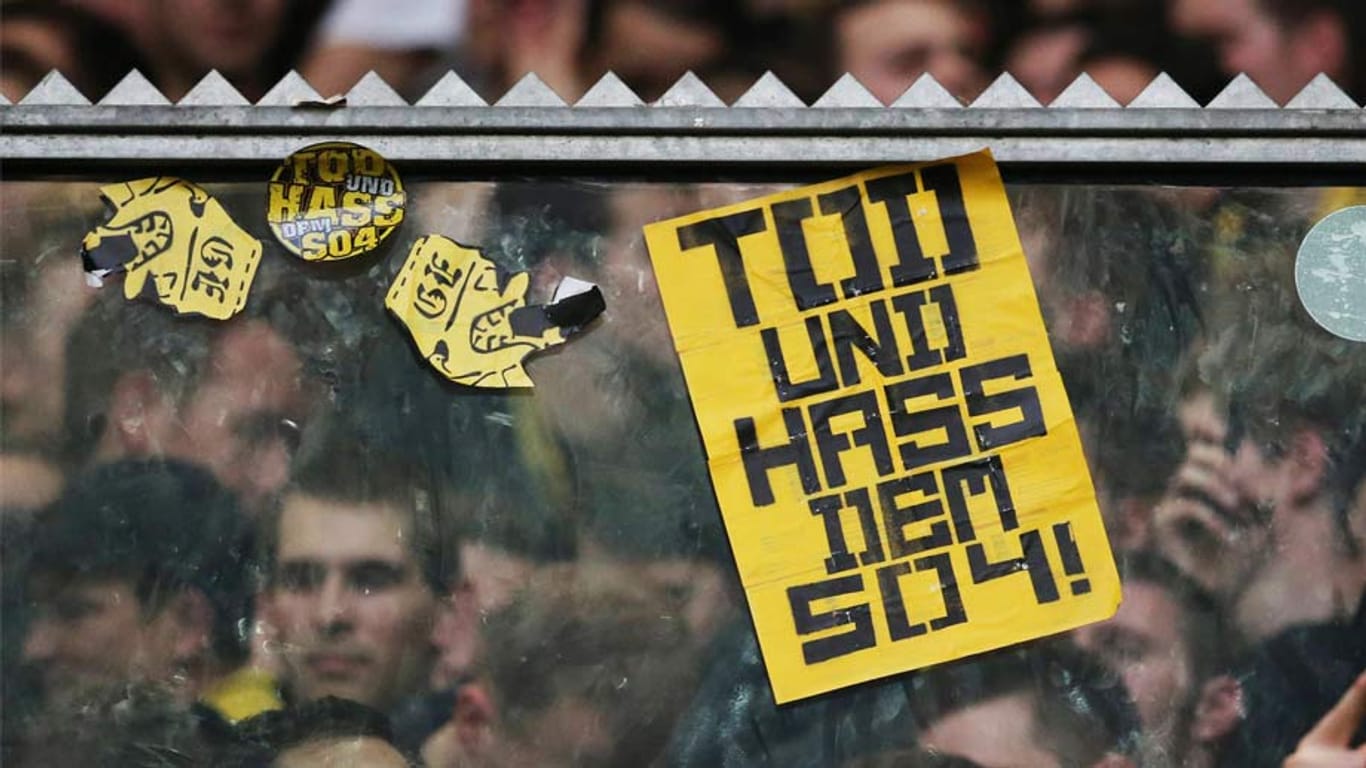 Fiese Aktion: In Dortmund sind Schalker Hass-Aufkleber aufgetaucht, die Fans verletzen sollen.