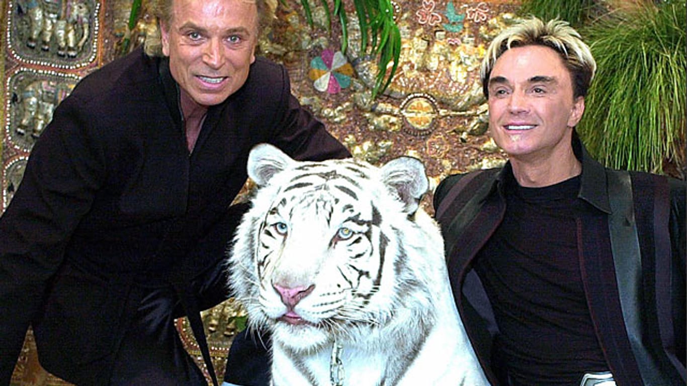 Siegfried (li.) und Roy trauern um ihren weißen Tiger Montecore.
