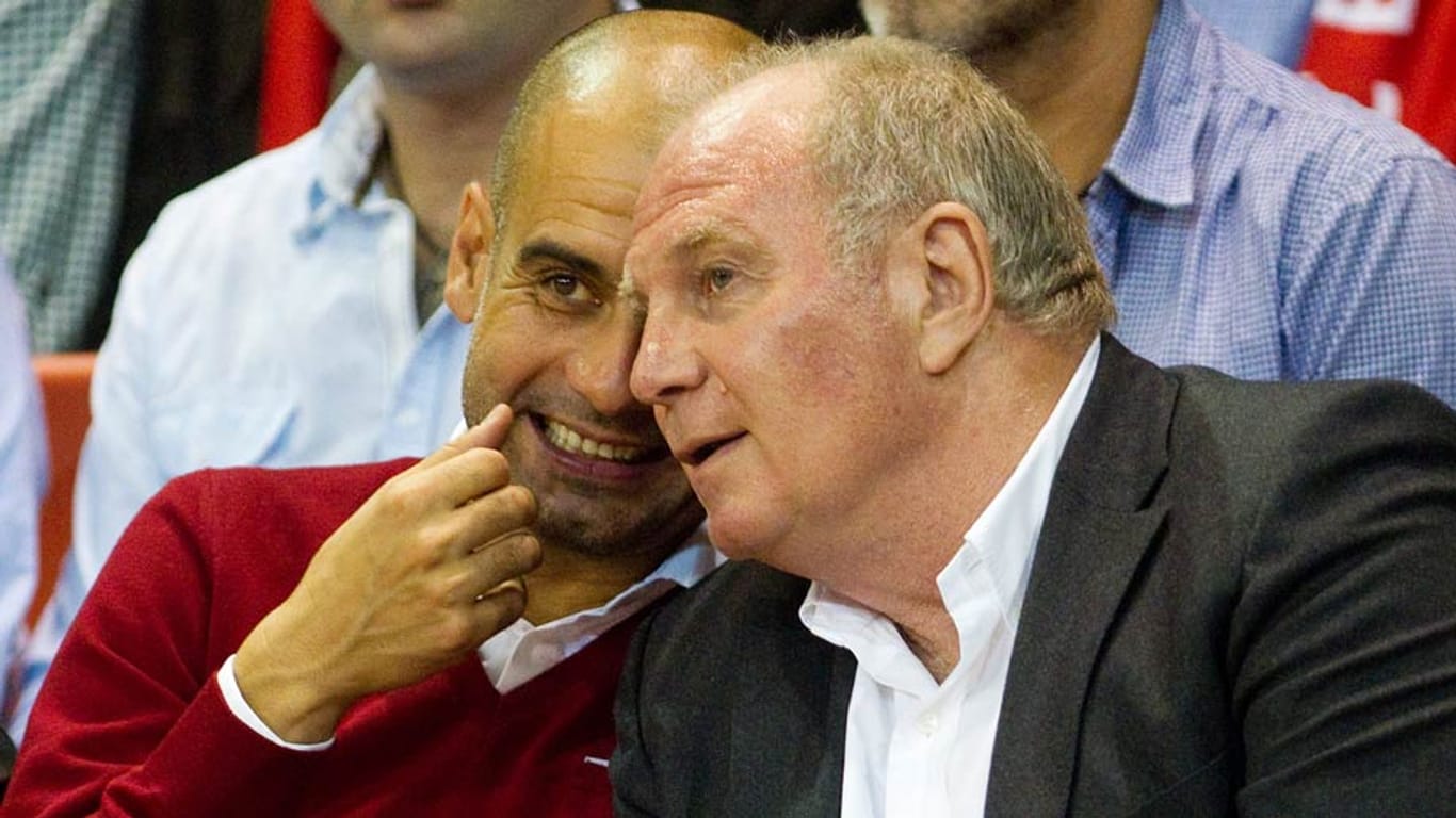 Bayerns Star-Trainer Pep Guardiola (li.) widmet den Titel Uli Hoeneß.