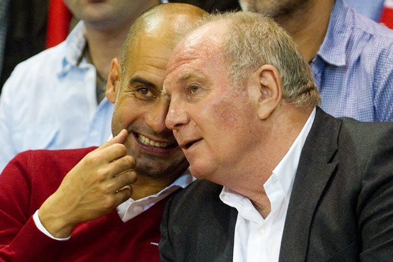 Bayerns Star-Trainer Pep Guardiola (li.) widmet den Titel Uli Hoeneß.