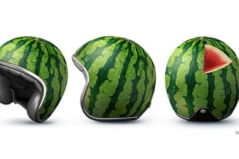 Witzig: Ein Jet-Helm im Melonen-Design.
