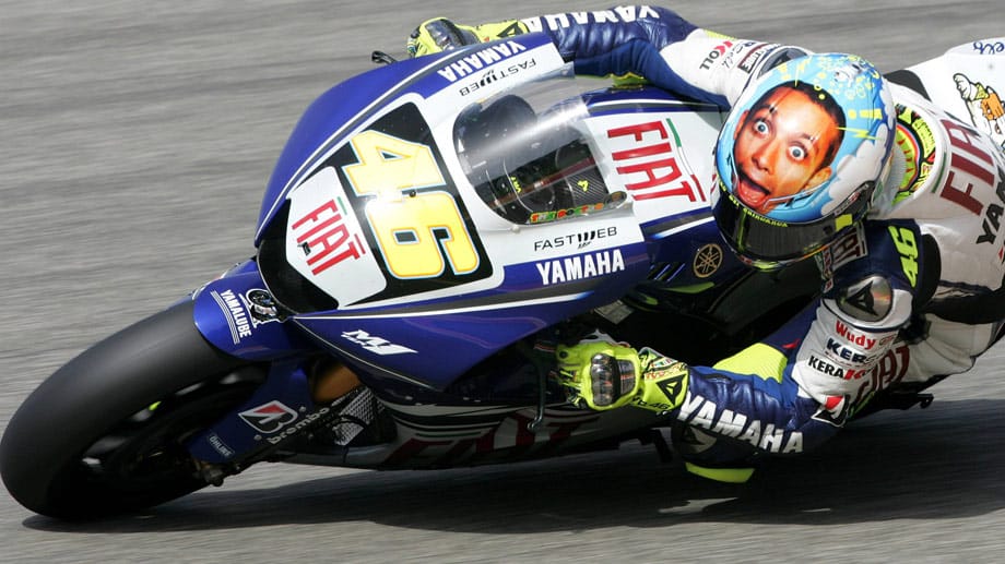 Motorrad-Star Valentino Rossi ist immer für verrückte Ideen gut: Hier fährt er bei einem Rennen mit dem Konterfei seines eigenen Gesichts.
