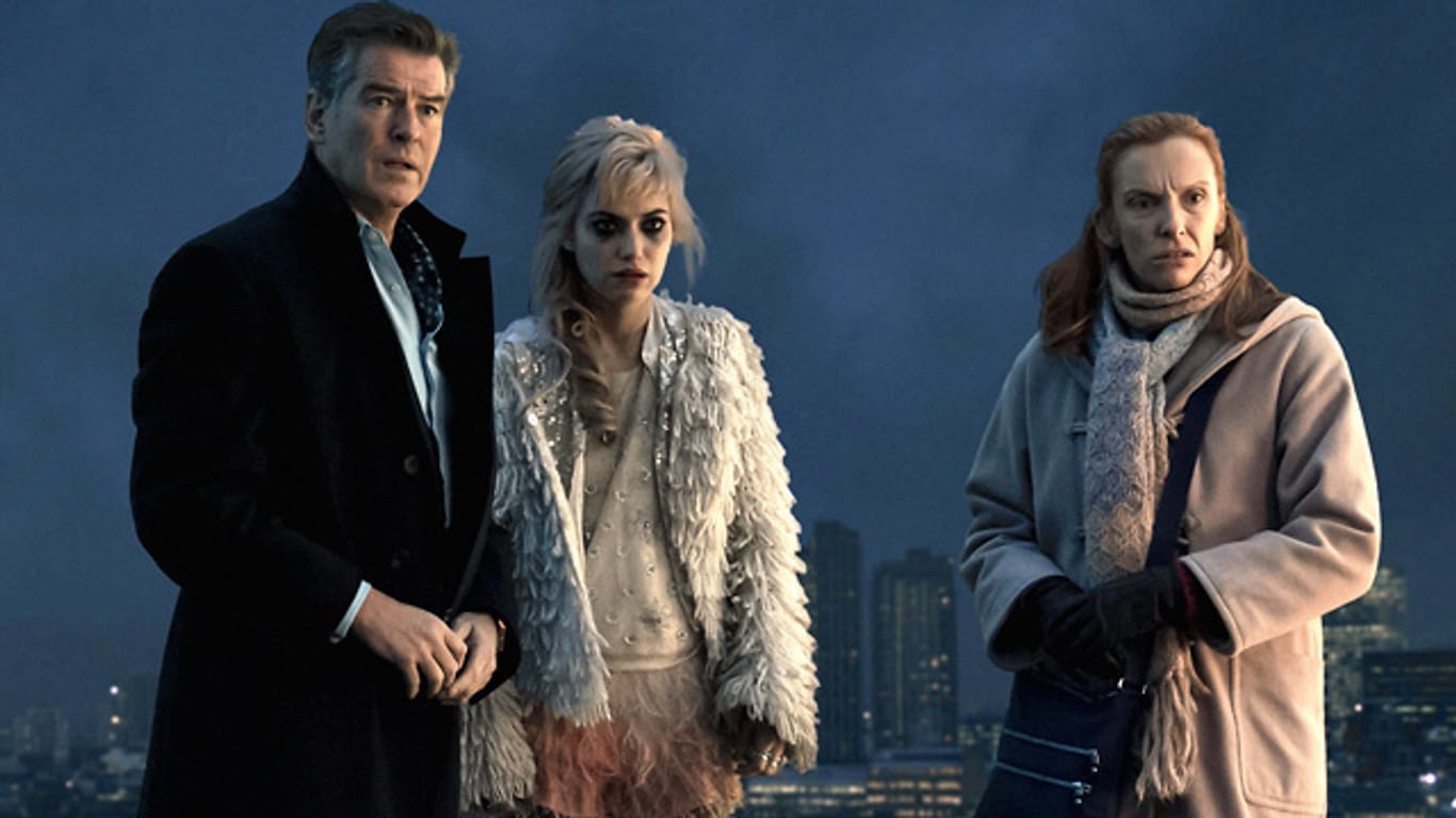 Martin (Pierce Brosnan), Jess (Imogen Poots) und Maureen (Toni Collette) (v. li.) auf dem Hochhaus in "A Long Way Down".