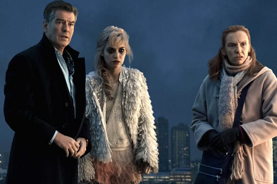 Martin (Pierce Brosnan), Jess (Imogen Poots) und Maureen (Toni Collette) (v. li.) auf dem Hochhaus in "A Long Way Down".