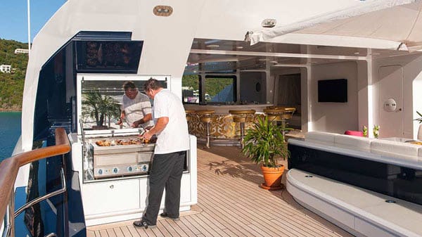 Luxus-Barbecue: Bis zu 29 Crewmitglieder kümmern sich nur um das leibliche Wohl der maximal zwölf Gäste an Bord.