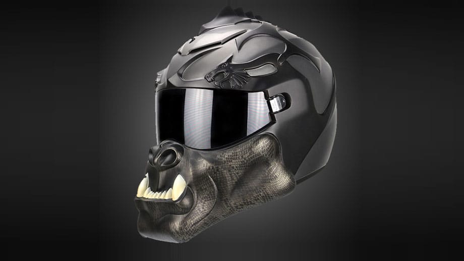 Im Angriffsmodus ist der Biker mit diesem Helm im Orc-Design unterwegs.