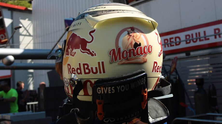Formel 1-Weltmeister Sebastian Vettel fuhr 2013 in Monaco mit einem Pin-up-Girl auf seinem Helm. Der Clou: Bei Wärme wurde der Bikini transparent.