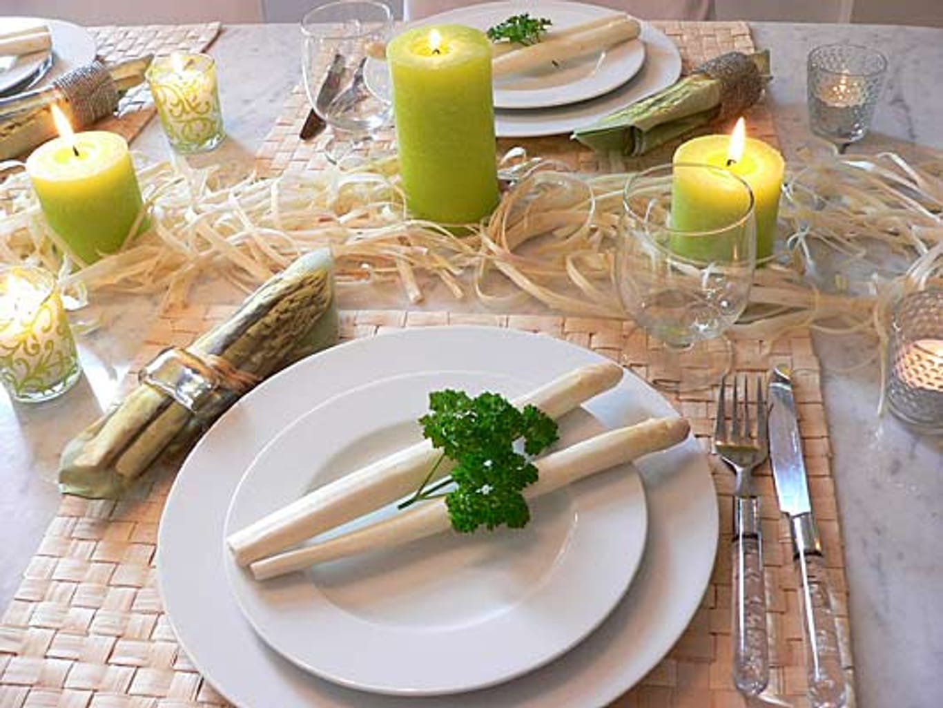 Frühlingshafte Tischdeko mit Spargel