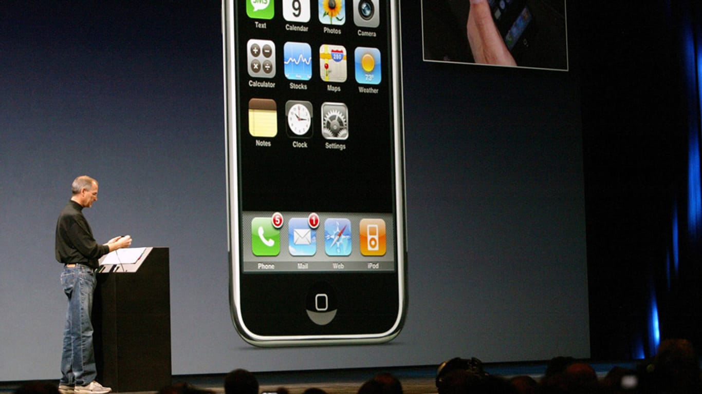 Steve Jobs bei der Präsentation des erste iPhones im Jahr 2007