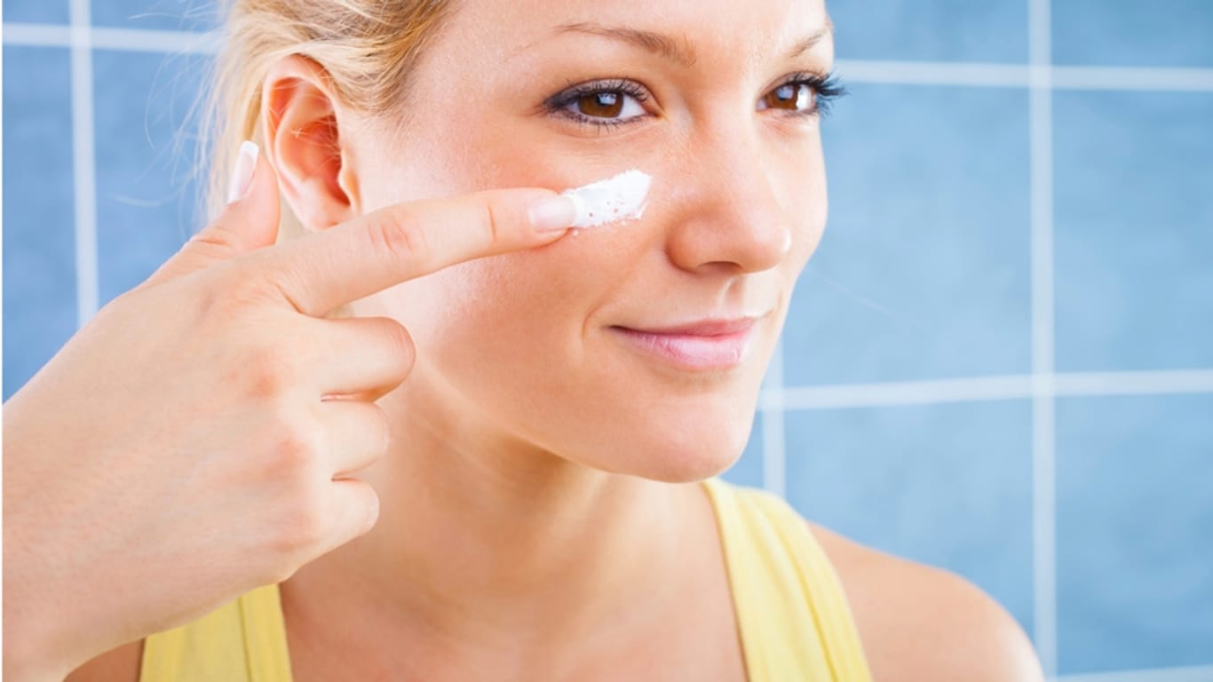 Gesichtcremes mit UV-Schutz haben eine doppelt positive Wirkung: Die schützen und pflegen fgeleichzeitig.