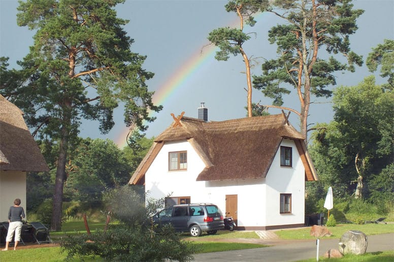 Ein gemütliches Reetdachhaus an der Ostsee gibt es bei TUI Wolters ab einem Wochenpreis von 653 Euro für sechs Personen.