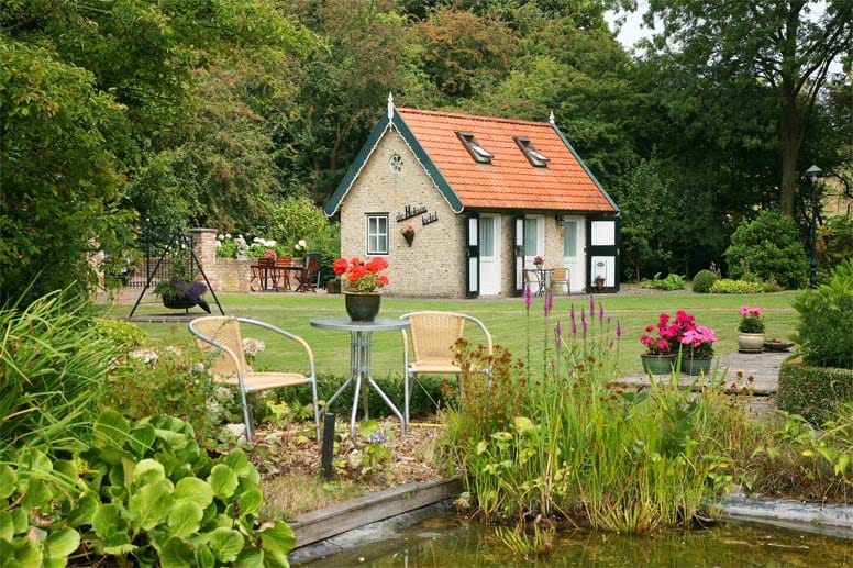 Das kleine Ferienhaus "DE Heksenketel" liegt in einem waldreichen Naturgebiet in der Region Zeeland, der See von Veere ist nur 200 Meter, der Nordseestrand von Vrouwenpolder fünf Kilometer entfernt (Wochenpreis: ab 452 Euro für vier Personen).
