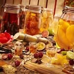 Rum in allen Variationen: Bei einem "rhum arrangé" wird das Getränk mit verschiedenen Kräutern und Früchten angereichert.