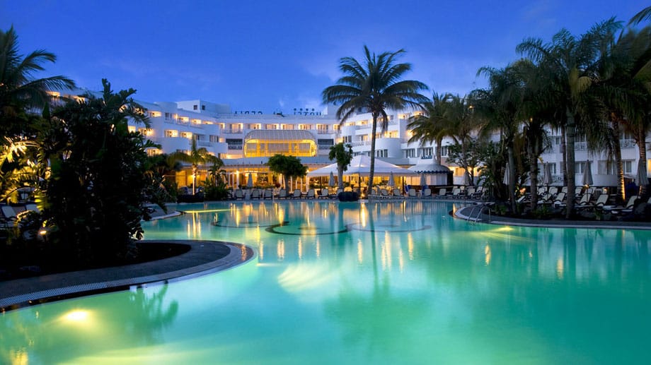 Die große Poollandschaft bildet den sonnigen Mittelpunkt der Anlage "Hotel Hipotels La Geria" in Puerto del Carmen.