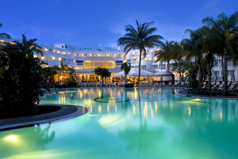 Die große Poollandschaft bildet den sonnigen Mittelpunkt der Anlage "Hotel Hipotels La Geria" in Puerto del Carmen.