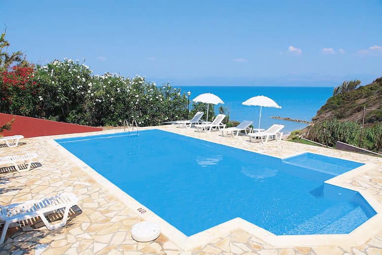 Ein eigener Swimmingpool gehört zum Korfu-Haus, das für eine Woche ab 1772 Euro kostet.