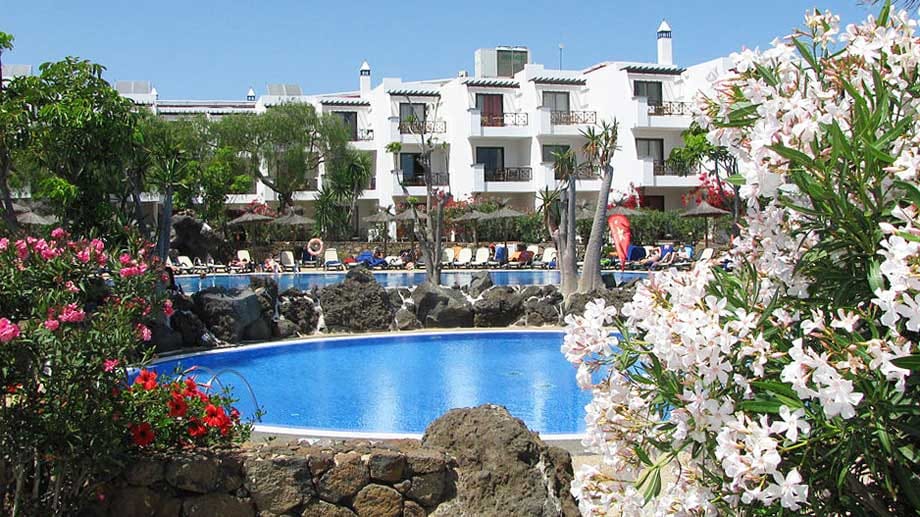 Bunte Blüten und fröhliche Vogel-Gesänge schaffen eine magische Umgebung im "allsun Hotel Albatros". Wenige Meter entfernt können Urlauber sich in der beliebten Badebucht Playa de las Cucharas einfach treiben lassen.
