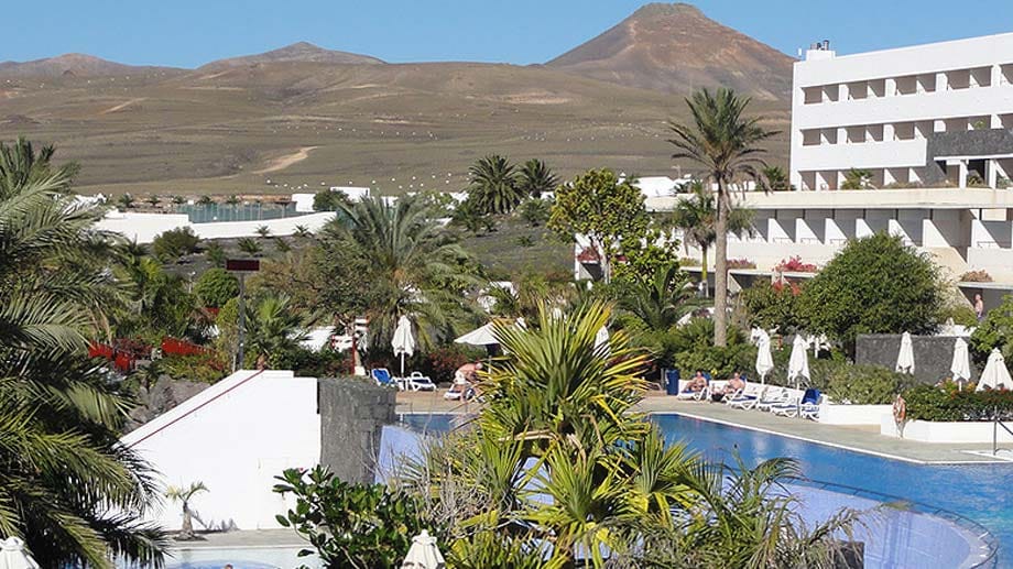 Wie im Schlaraffenland fühlen sich Gäste des "Hotel Costa Calero" zwischen Kokospalmen, Rosmarinsträucher und roten Pfefferbäumen.