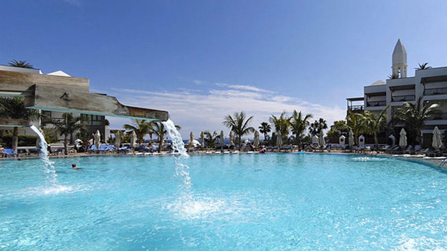 Im luxuriösen "Princesa Yaiza Suite Hotel Resort" lassen Gäste sich nach Strich und Faden verwöhnen. Verschiedene Meerwasser- und Süßwasserpools sowie ein Zentrum für Thalassotherapie sorgen für beste Erholung.