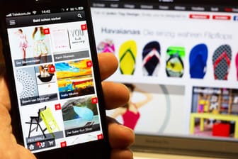 Online-Shopping-Angebote im Vergleich auf einem Smartphone und einem PC