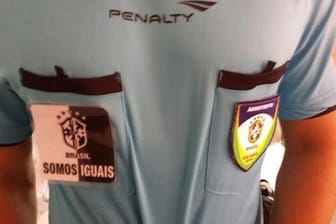 So sehen die brasilianischen Schiedsrichter-Trikots mit dem Aufnäher "Somos iguais" (zu Deutsch: "Wir sind alle gleich") beim aktuellen Pokalwettbewerb aus.