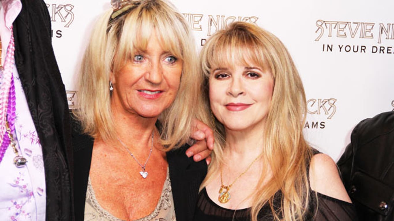 Christine McVie kehrt zu Fleetwood Mac zurück. Hier ist sie zu sehen mit ihrer Bandkollegin Stevie Nicks (rechts).