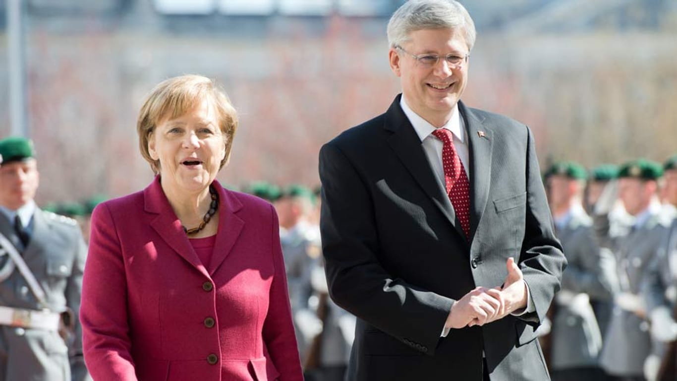 Kanzlerin Merkel mit Kanadas Premier Harper am Donnerstag in Berlin: Alternativen zu russischer Energie werden wichtiger