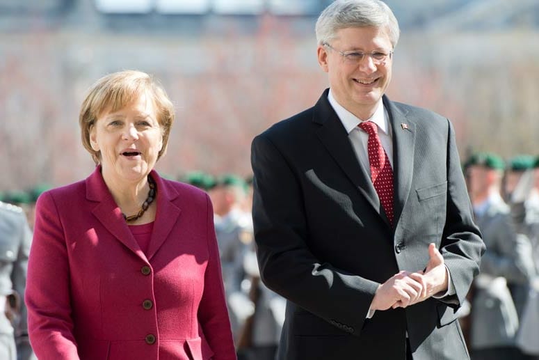 Kanzlerin Merkel mit Kanadas Premier Harper am Donnerstag in Berlin: Alternativen zu russischer Energie werden wichtiger