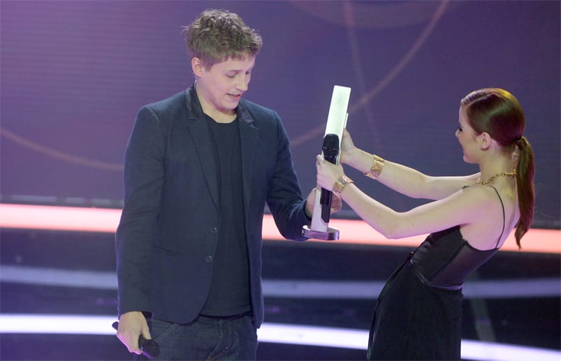 Tim Bendzko gewann in der Kategorie "Künstler Rock/Pop National" und bekam den Preis von Lena Meyer-Landrut überreicht.