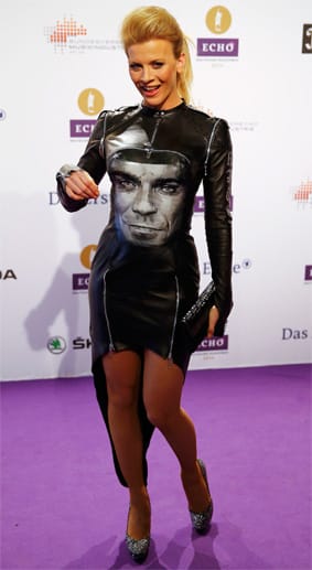 Den Titel für den Mode-Flop des Abends hätte jedoch durchaus auch die Schauspielerin Eva Habermann verdient. Auf ihrem Leder-Schlauchkleid mit Reisverschlüssen prangte das Konterfei von Rockstar Robbie Williams. Den Titel für den Mode-Flop des Abends hätte jedoch durchaus auch die Schauspielerin Eva Habermann verdient. Auf ihrem Leder-Schlauchkleid mit Reisverschlüssen prangte das Konterfei von Rockstar Robbie Williams.