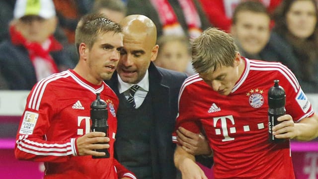 Pep Guardiola (Mi.) im intimen Gespräch mit Philipp Lahm (li.) und Toni Kroos (re.). Pep Guardiola (Mi.) im intimen Gespräch mit Philipp Lahm (li.) und Toni Kroos (re.).