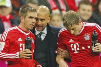 Pep Guardiola (Mi.) im intimen Gespräch mit Philipp Lahm (li.) und Toni Kroos (re.).