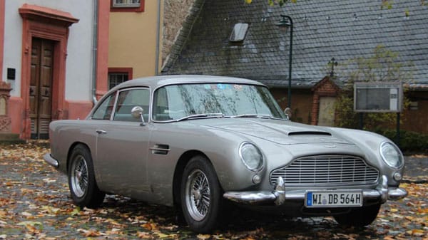 Zum Vergleich: So sieht ein originaler Aston Martin DB5 aus den 60er Jahren aus.