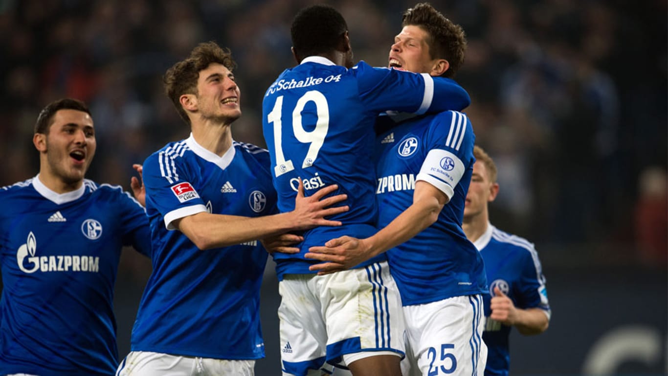 Schalkes Torschützen Klaas-Jan Huntelaar und Chinedu Obasi (v.re.) freuen sich über den Sprung auf Rang zwei.