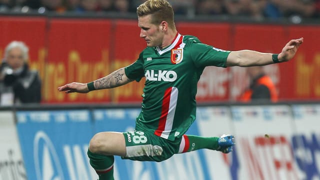 Augsburgs André Hahn im März 2014 beim Ligaspiel gegen den FC Schalke. Augsburgs André Hahn im März 2014 beim Ligaspiel gegen den FC Schalke.