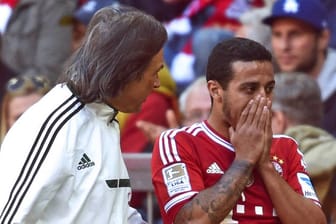 Bayern-Teamarzt Dr. Hans-Wilhelm Müller-Wohlfahrt (li.) betreut den verletzt ausgewechselten Thiago.