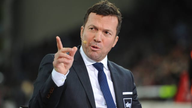 Lothar Matthäus analysiert als Experte des Pay-TV-Senders Sky das Bundesliga-Topspiel. Lothar Matthäus analysiert als Experte des Pay-TV-Senders Sky das Bundesliga-Topspiel.
