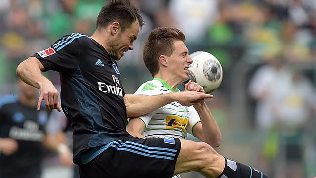 Heiko Westermann vom Hamburger SV (li.) und Borussia Mönchengladbachs Patrick Herrmann im Kampf um den Ball.