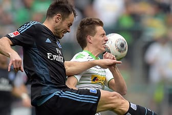 Heiko Westermann vom Hamburger SV (li.) und Borussia Mönchengladbachs Patrick Herrmann im Kampf um den Ball.