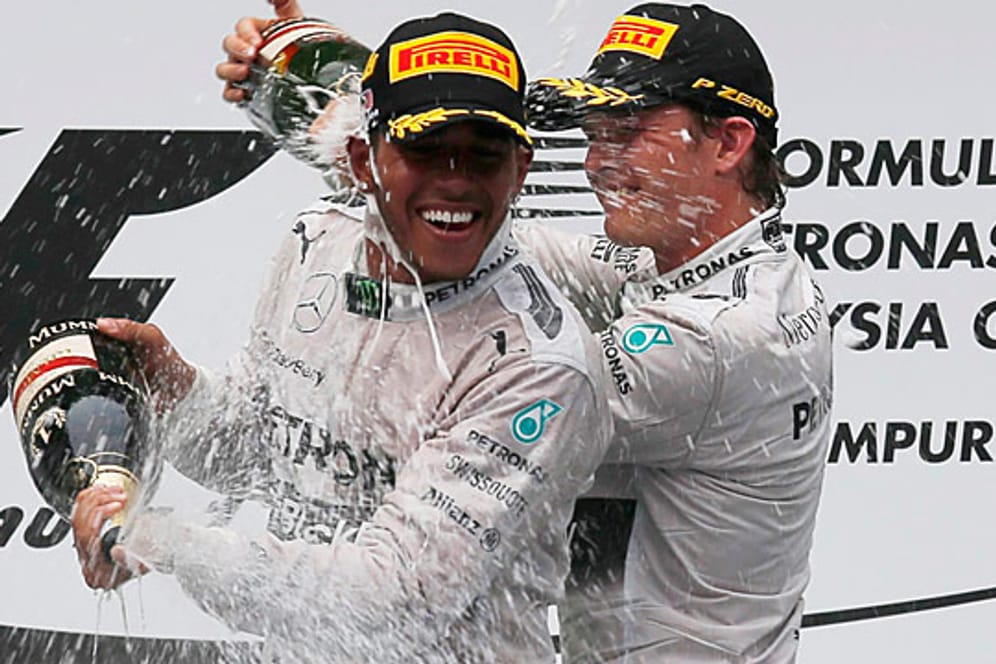 Lewis Hamilton (li.) und Nico Rosberg feiern ihren ersten Doppelsieg.