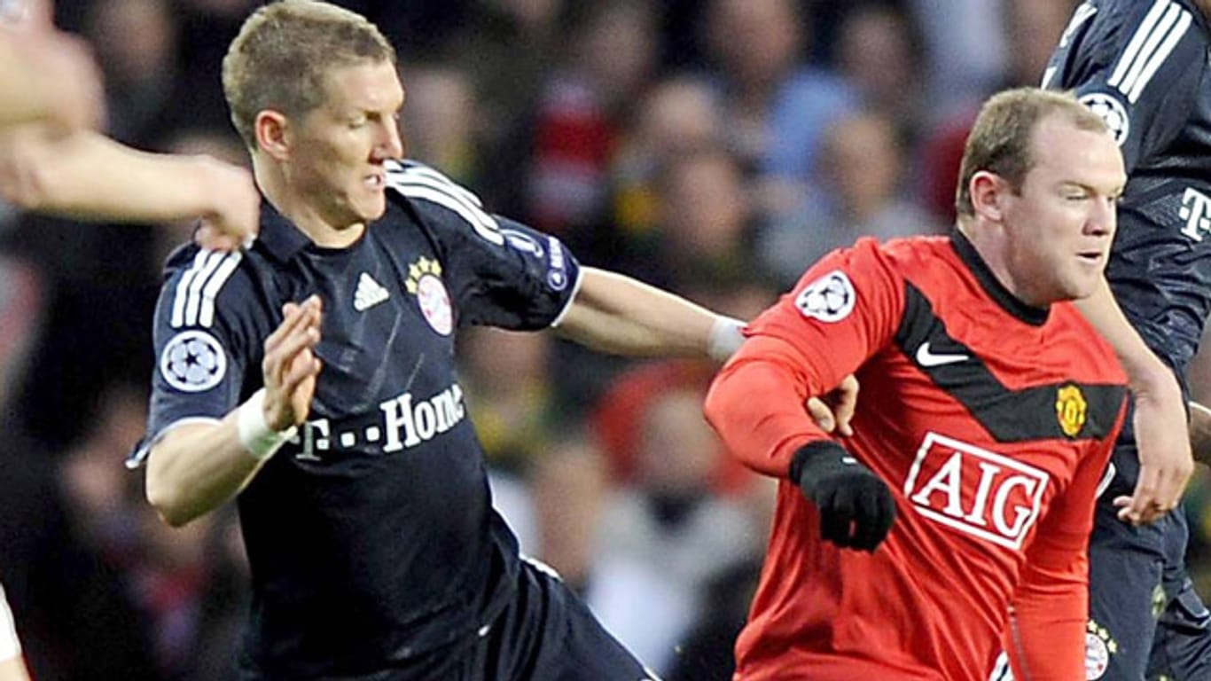 Bayerns Bastian Schweinsteiger (li.) beim letzten CL-Aufeinandertreffen mit Wayne Ronney und Manchester United im Viertelfinal-Rückspiel 2010.