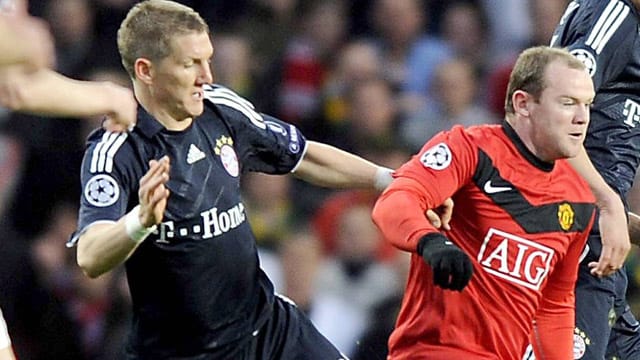 Bayerns Bastian Schweinsteiger (li.) beim letzten CL-Aufeinandertreffen mit Wayne Ronney und Manchester United im Viertelfinal-Rückspiel 2010. Bayerns Bastian Schweinsteiger (li.) beim letzten CL-Aufeinandertreffen mit Wayne Ronney und Manchester United im Viertelfinal-Rückspiel 2010.