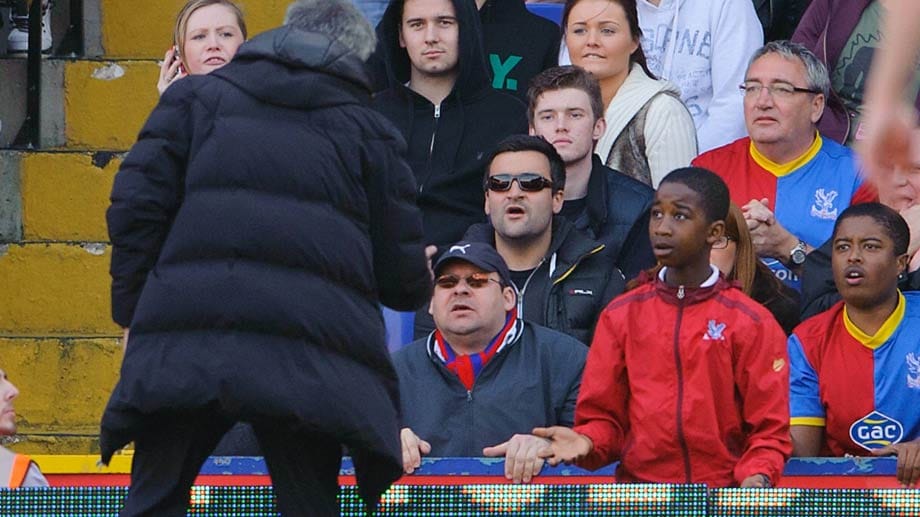Erhobener Zeigefinger: Chelsea-Coach José Mourinho schimpft gegen einen Balljungen von Crystal Palace. Erhobener Zeigefinger: Chelsea-Coach José Mourinho schimpft gegen einen Balljungen von Crystal Palace.